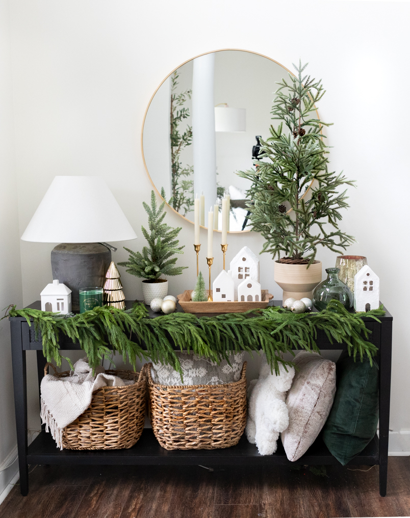 Enchanting Christmas Entryway Console Table Decorating Ideas